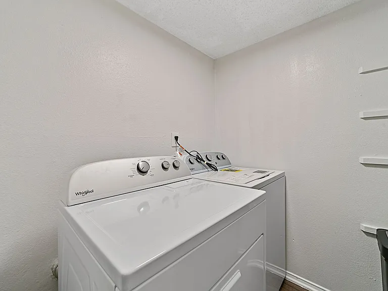 Lakeside Apartments — Photo 16