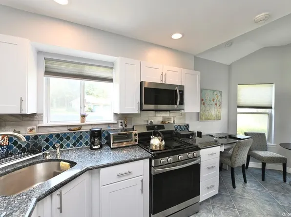 51 Timber Ridge Drive #11-51, Holtsville, NY 11742