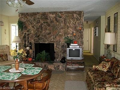 3rd image of 528 Louise St