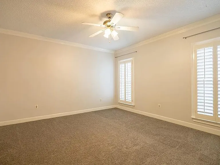 1009 Williamsburg Dr — Photo 13