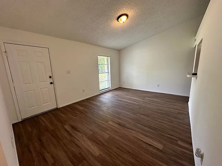 1928 Bonneville Dr — Photo 2
