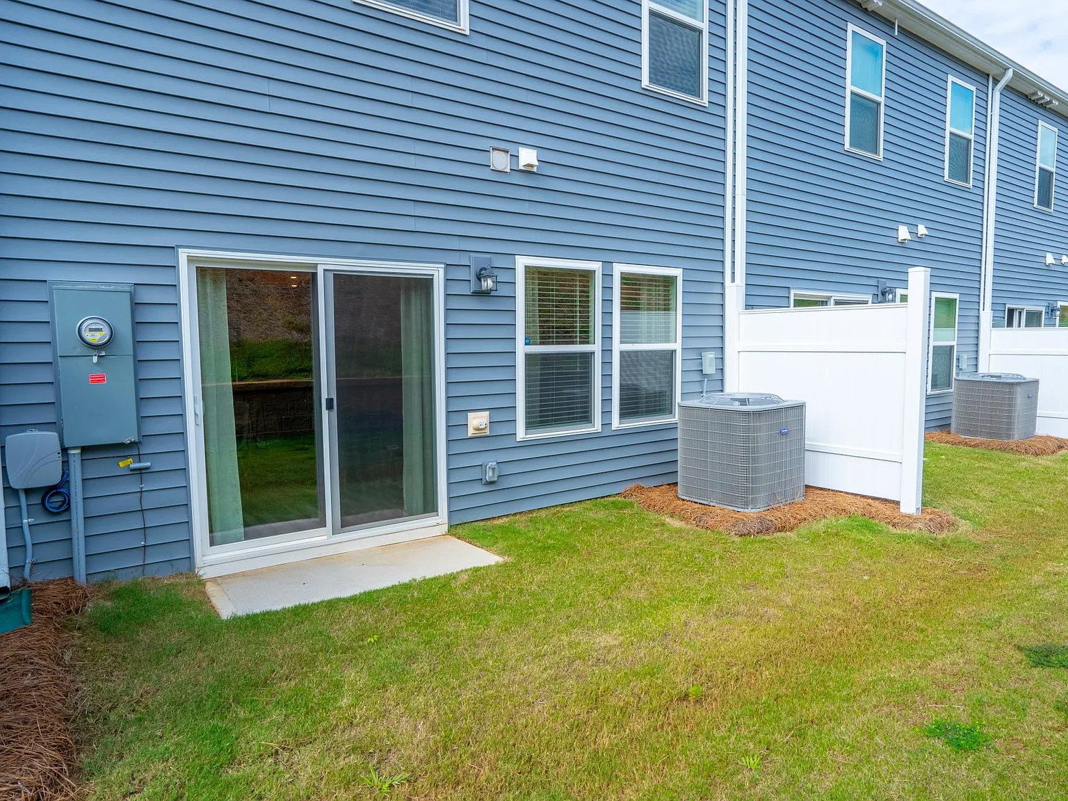3 bed, 2.5 bath, 1622 sqft, $2,400 — Photo 3