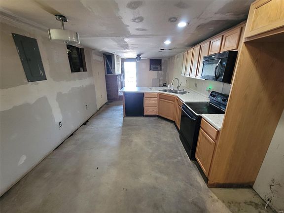3rd image of 3870 Marine Ave