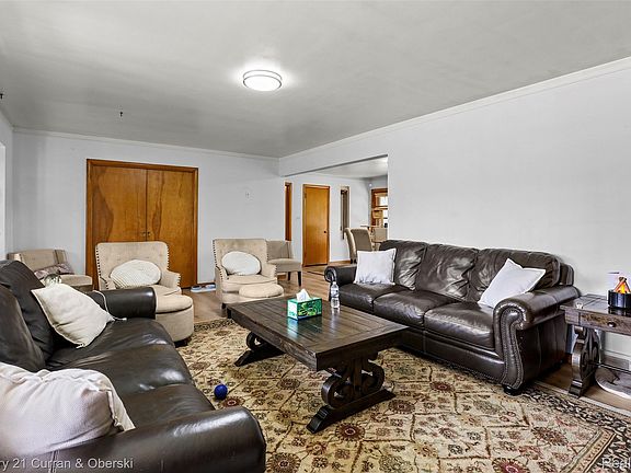 4th image of 675 Woodcrest Dr