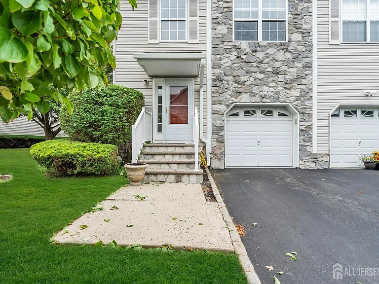 8 Edith Dr — Photo 7
