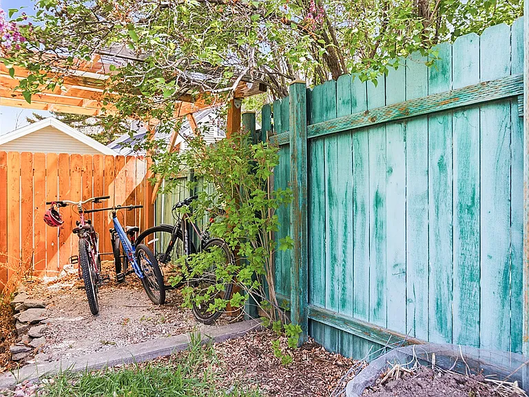 814 Stuart St — Photo 36