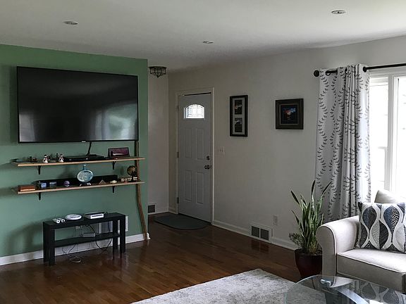 4th image of 128 N Lauderdale Dr