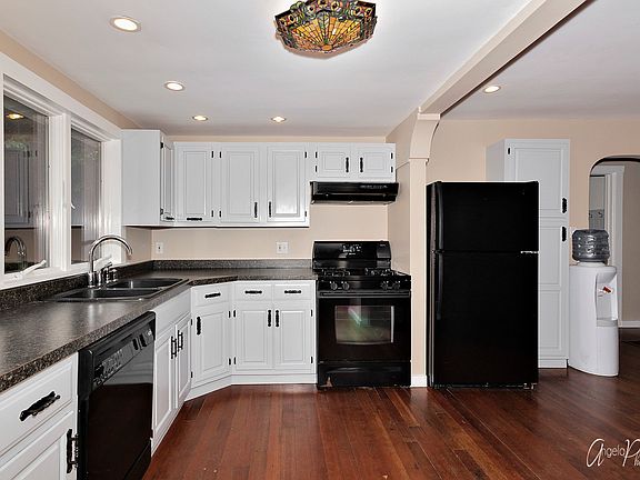4th image of 26420 W Lake St