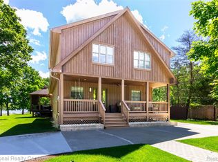 8706 Buckland Dr, South Lyon, MI 48178