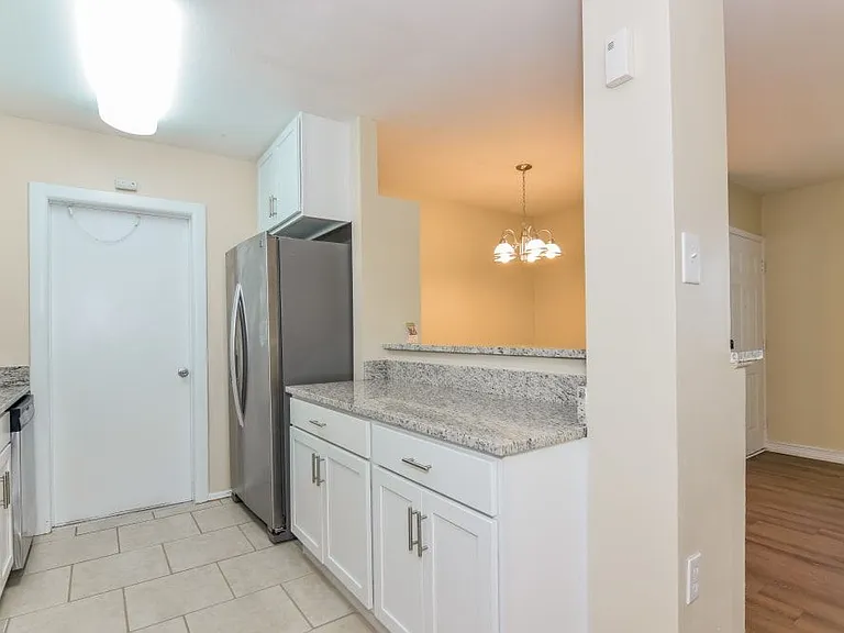 512 Sutton Pl — Photo 6