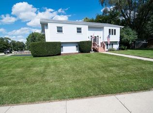 420 Buckingham Dr, Crystal Lake, IL 60014