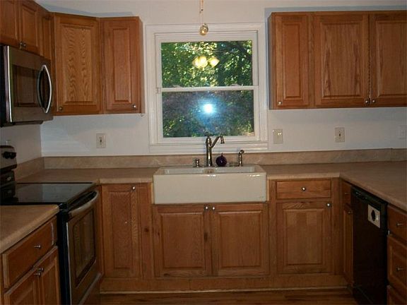 5th image of 701 Stewart Cir