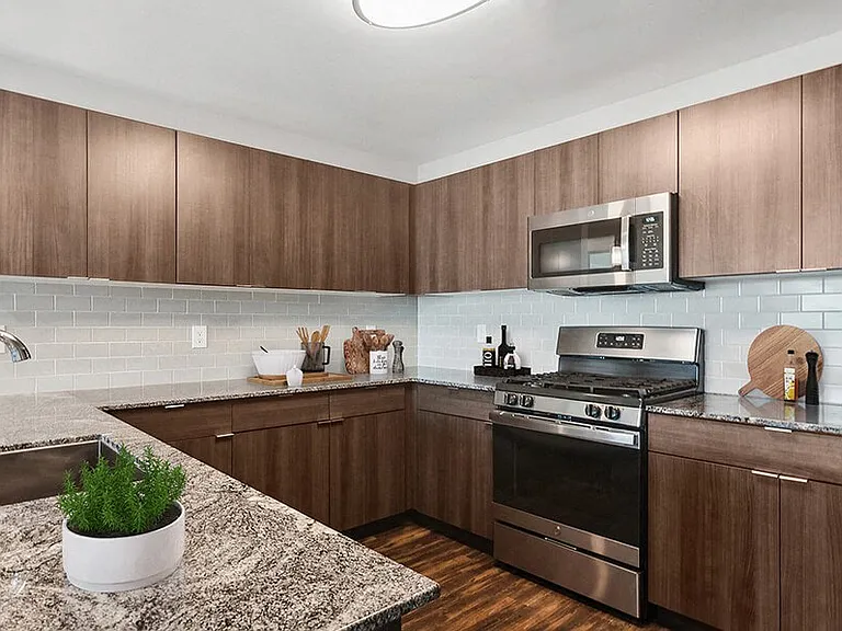 Seven Skies Apartments — Photo 6