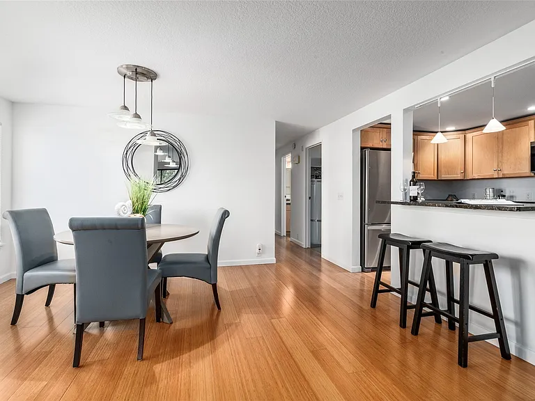 410 W Roy St — Photo 4