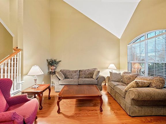 3rd image of 703 Tophill Ln