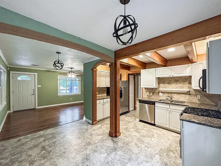 805 Herndon Ln — Photo 4