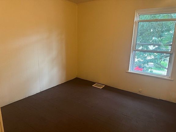 4th image of 610 E 24th St