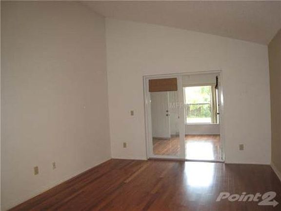 4th image of 13410 Roslyn Pl
