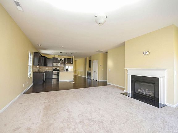 Open floor plan between kitchen and great room