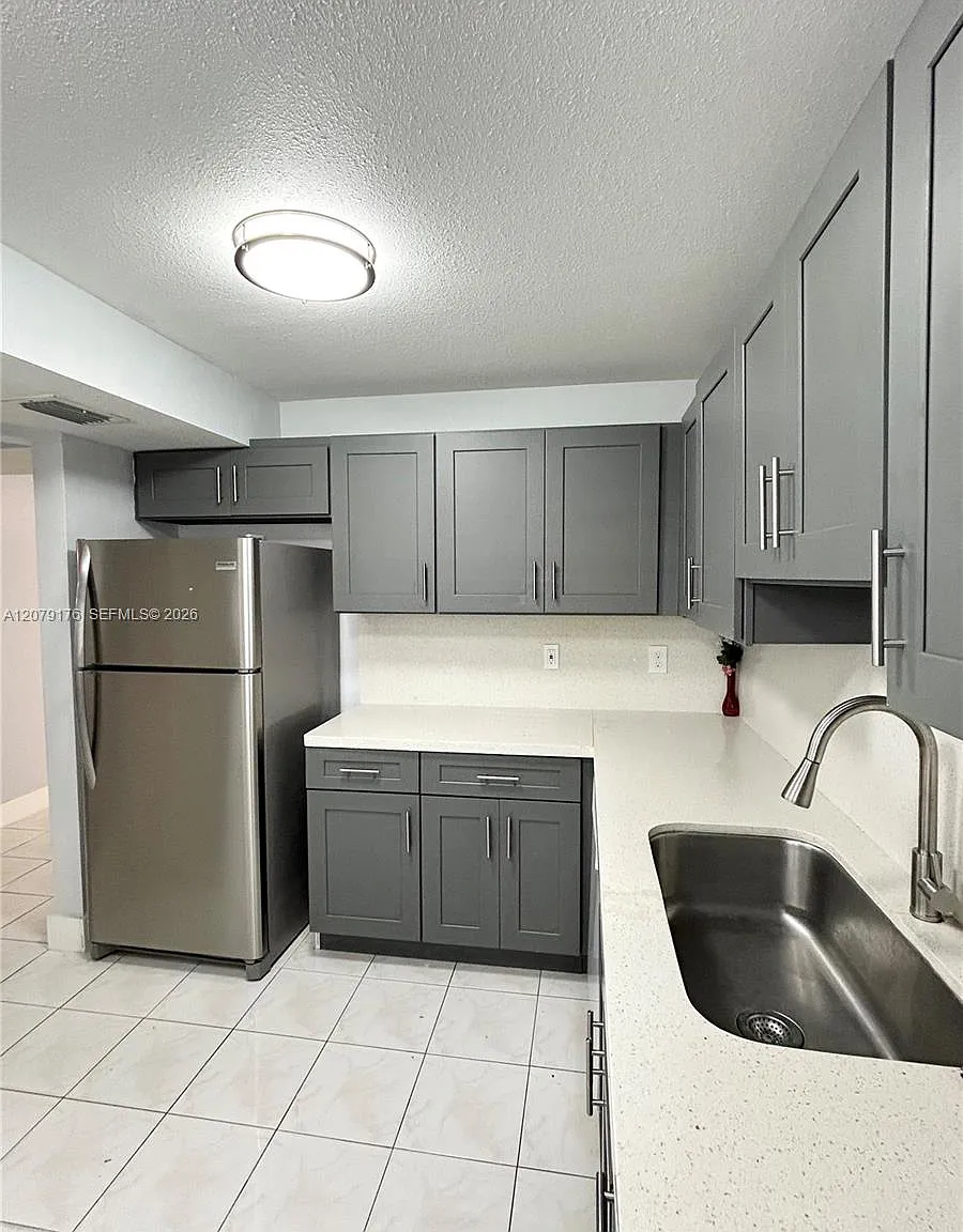 Foxcroft Apts Inc Condo — Photo 1