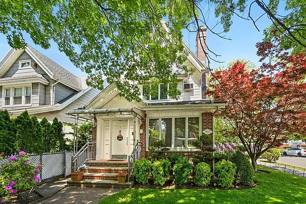 Sold by Remax Real Estate Professionals | media 2