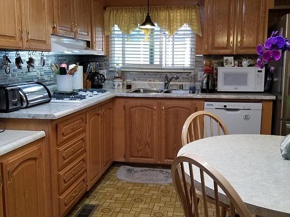 2nd image of 460 Los Encinos St #460