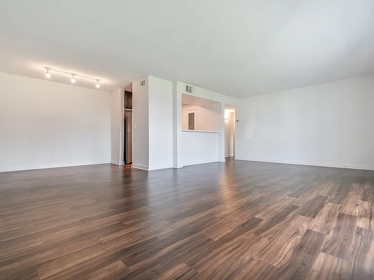 Beverly Plaza Apartments — Photo 25