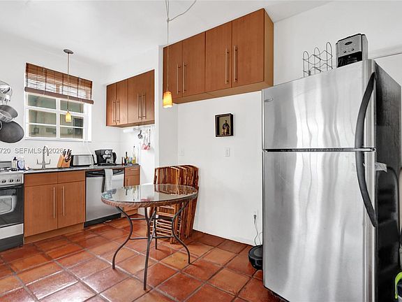 3rd image of 1022 Euclid Ave APT 15