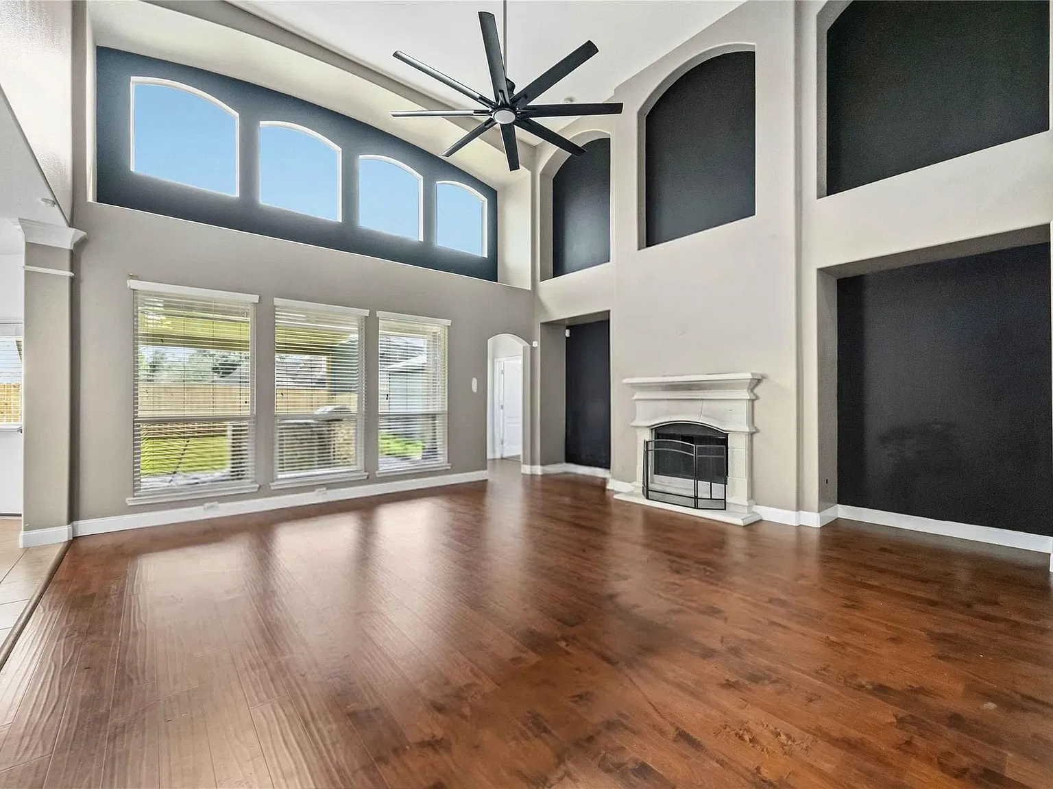 5 bed, 3.5 bath, 3442 sqft, $4,500 — Photo 4