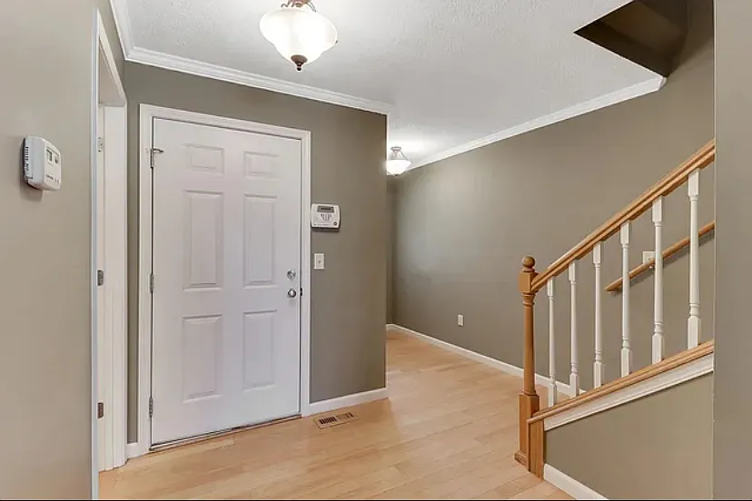 3 bed, 2400 sqft, $1,900 — Photo 1