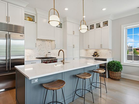 3rd image of 1936 N Kenmore Ave #3N