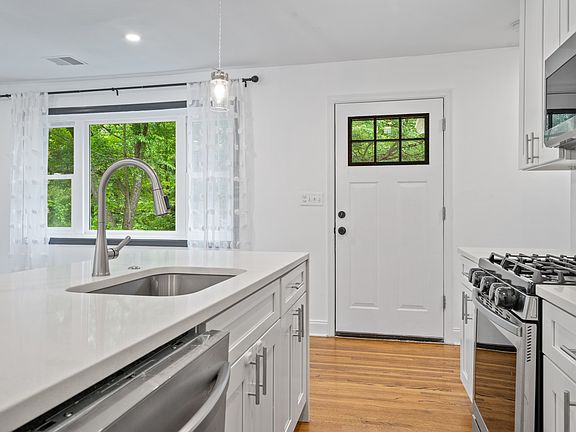 5th image of 4008 Lawrence Ave