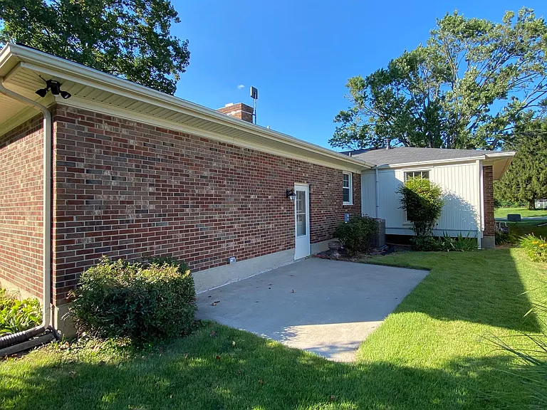 402 Gatehouse Ln — Photo 3
