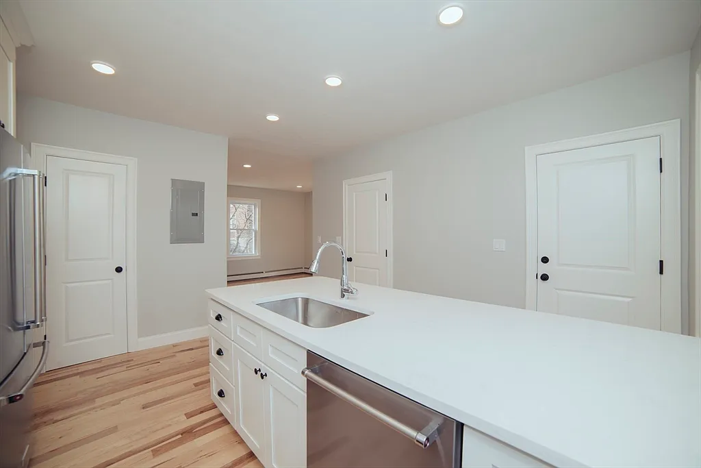 3 bed, 1.5 bath, 9999 sqft, $3,750 — Photo 3