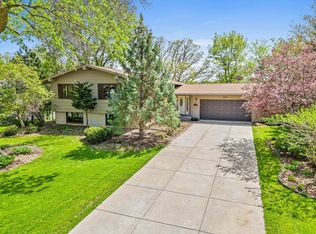 440 Woodhill Dr, Roseville, MN 55113