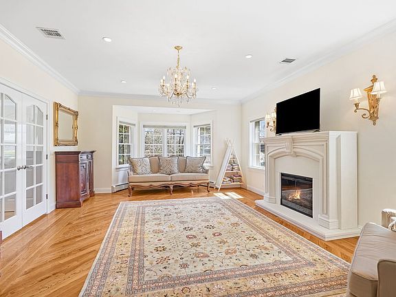 4th image of 590 West St