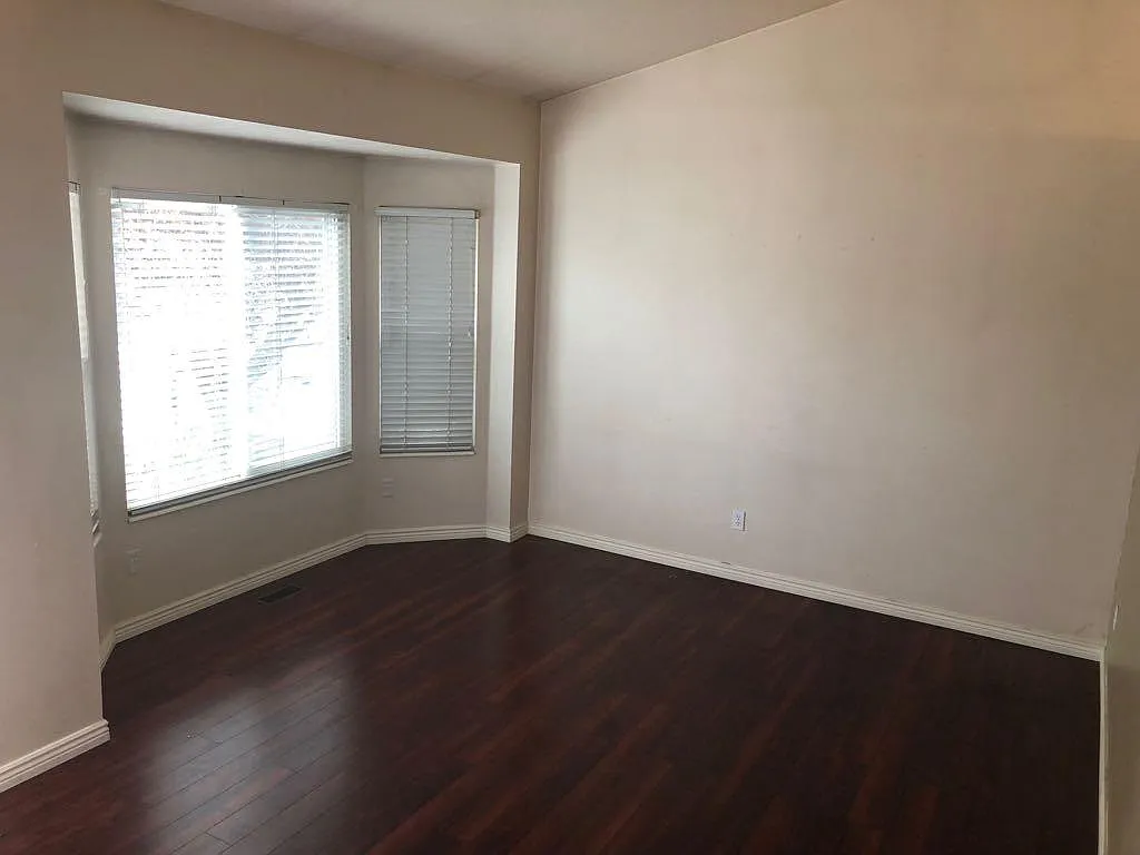4 bed, 3.5 bath, 2000 sqft, $2,550 — Photo 2