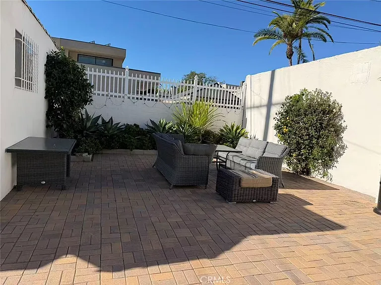 113 N Doheny Dr — Photo 15