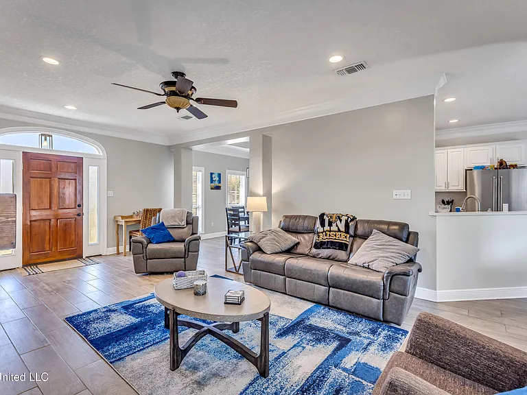 15336 Lakeview Ct — Photo 5