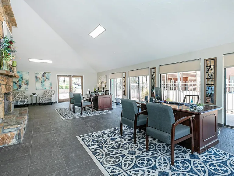 ONE MONTH FREE! APPLY FREE! VIRTUAL TOURS! — Photo 2
