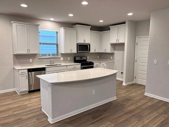 3rd image of 320 Rend Dr
