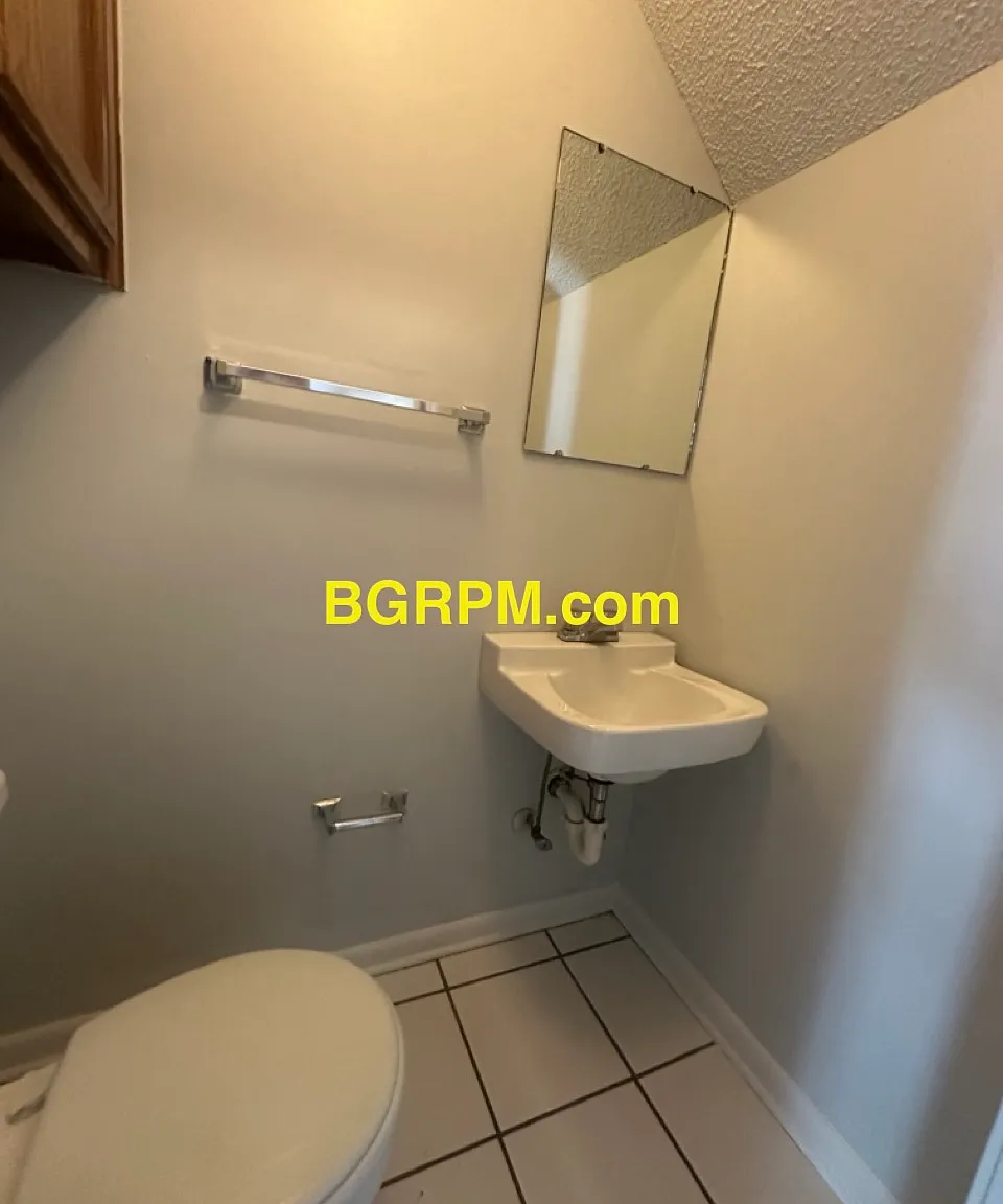2 bed, 1.5 bath, 1018 sqft, $935 — Photo 2