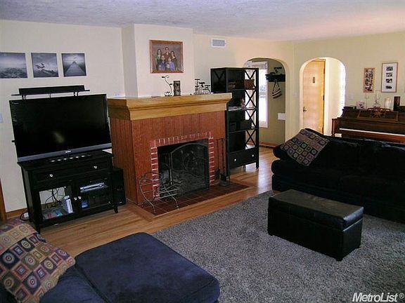 3rd image of 1641 W Valencia Ave