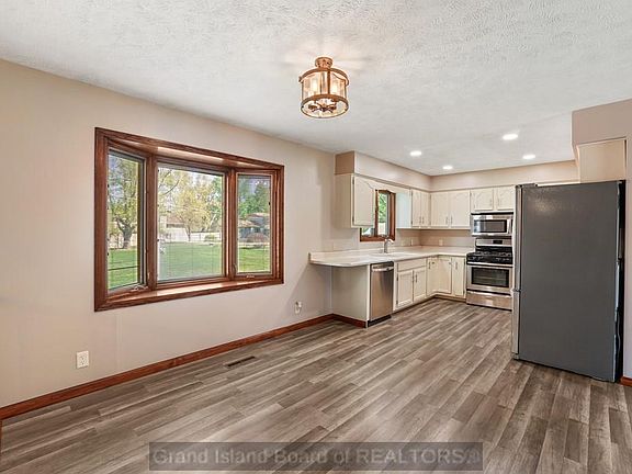 5th image of 4242 Spur Ln
