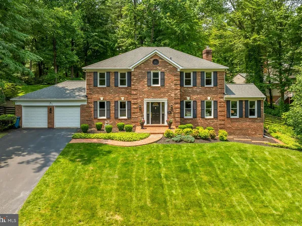 6104 Arrington Dr, Fairfax Station, VA 22039
