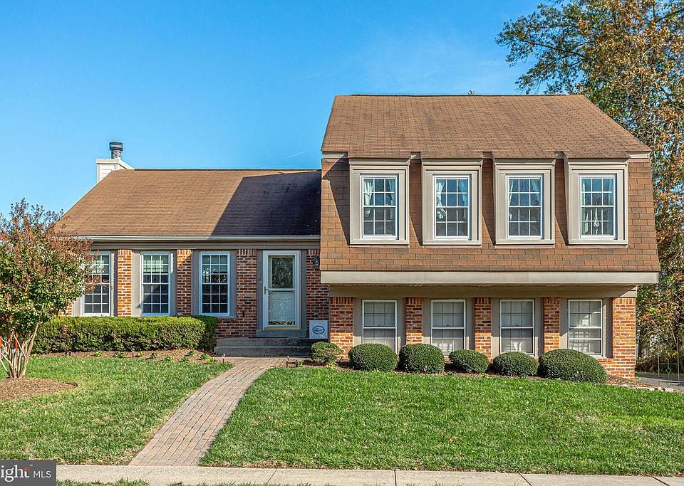 Lovely split foyer