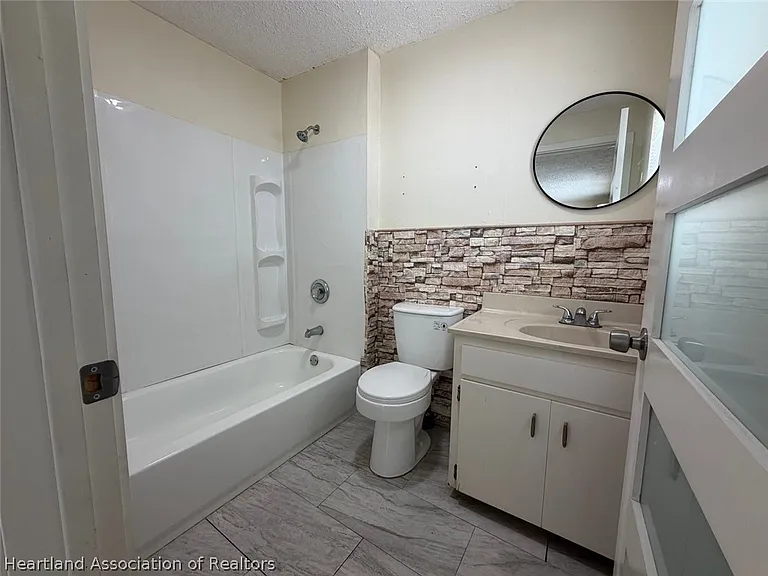 649 N Pine St — Photo 9