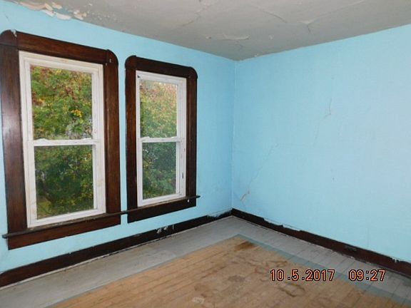 3rd image of 302 E 7th St