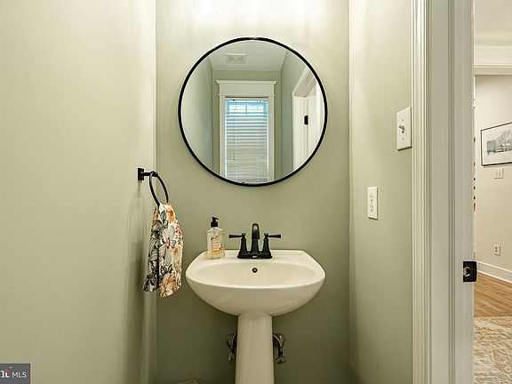 5th image of 205 Deepdale Dr