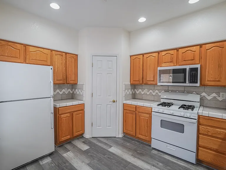 1825 E Shore Villas Dr #DRIVE44 — Photo 2